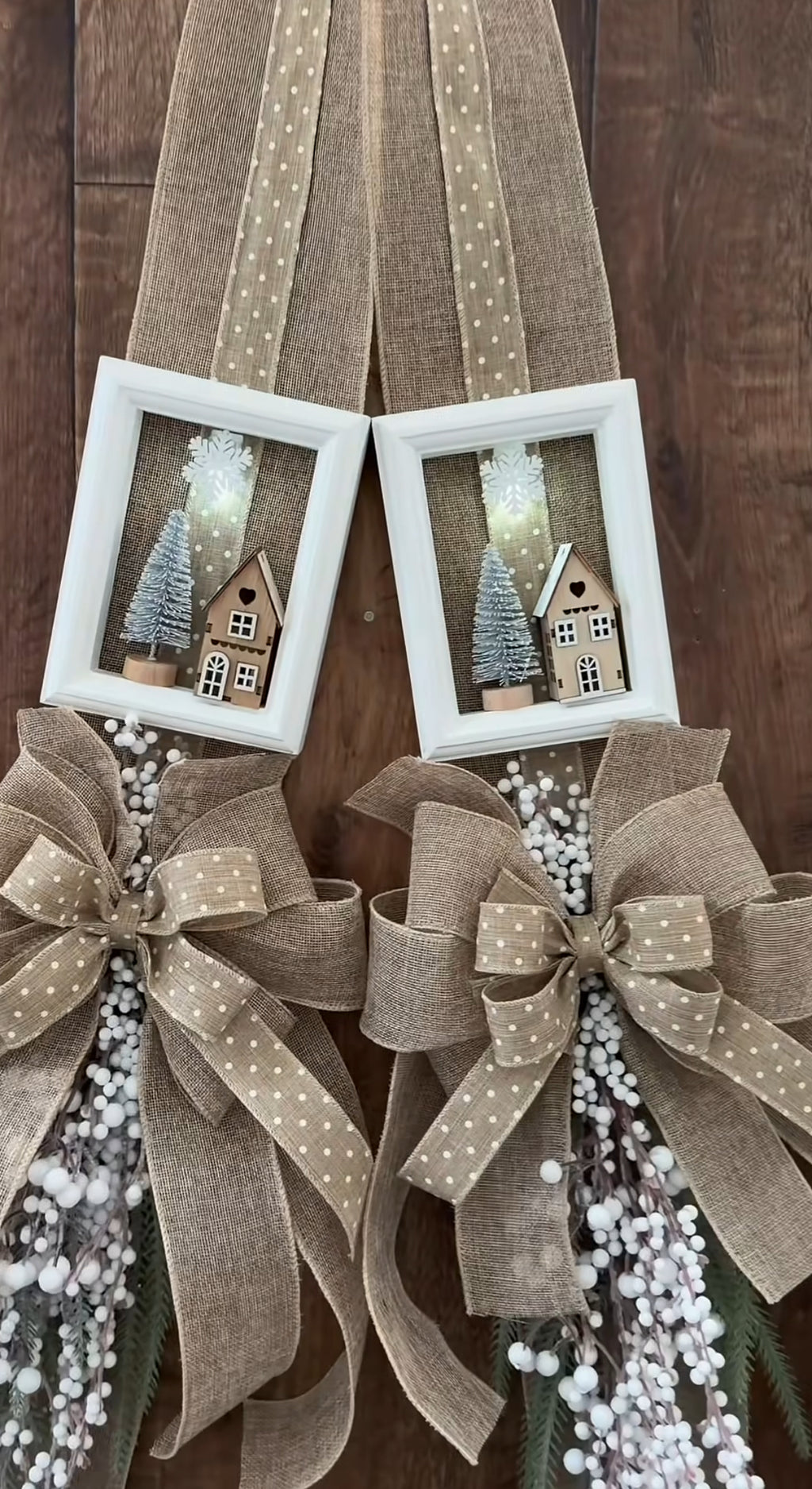 Escapulário Natalino Duplo Rústico com Casinhas e Guirlanda - Bege e Branco