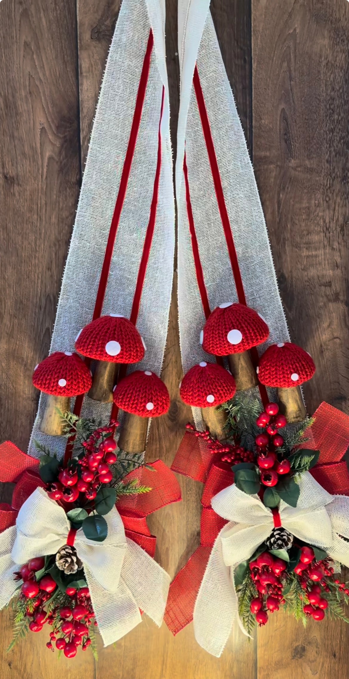 Escapulário Decorativo Natal - Cogumelos Encantados com Arranjo Floral