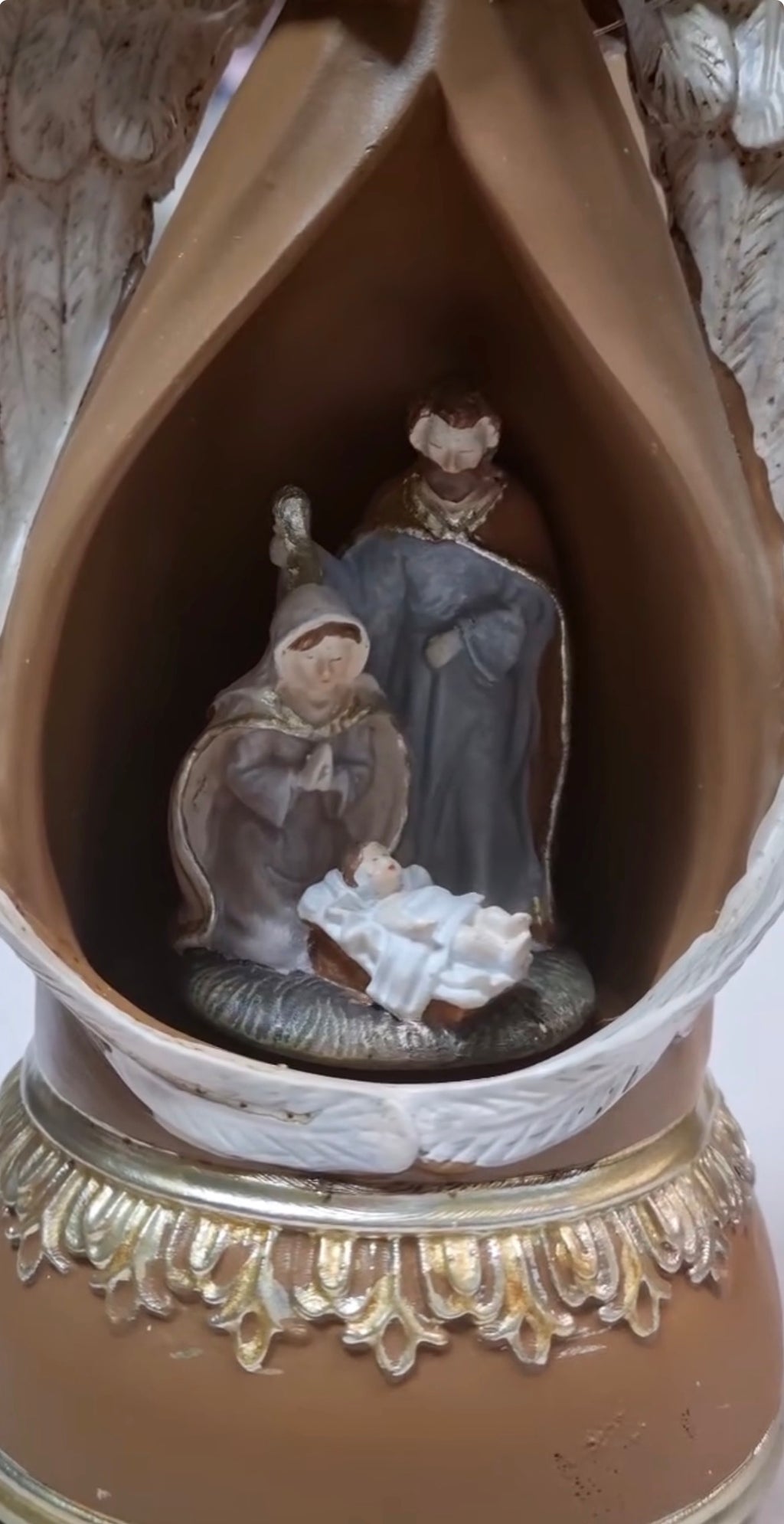 Anjo Protetor com Presépio Musical - Decoração Natalina Sagrada