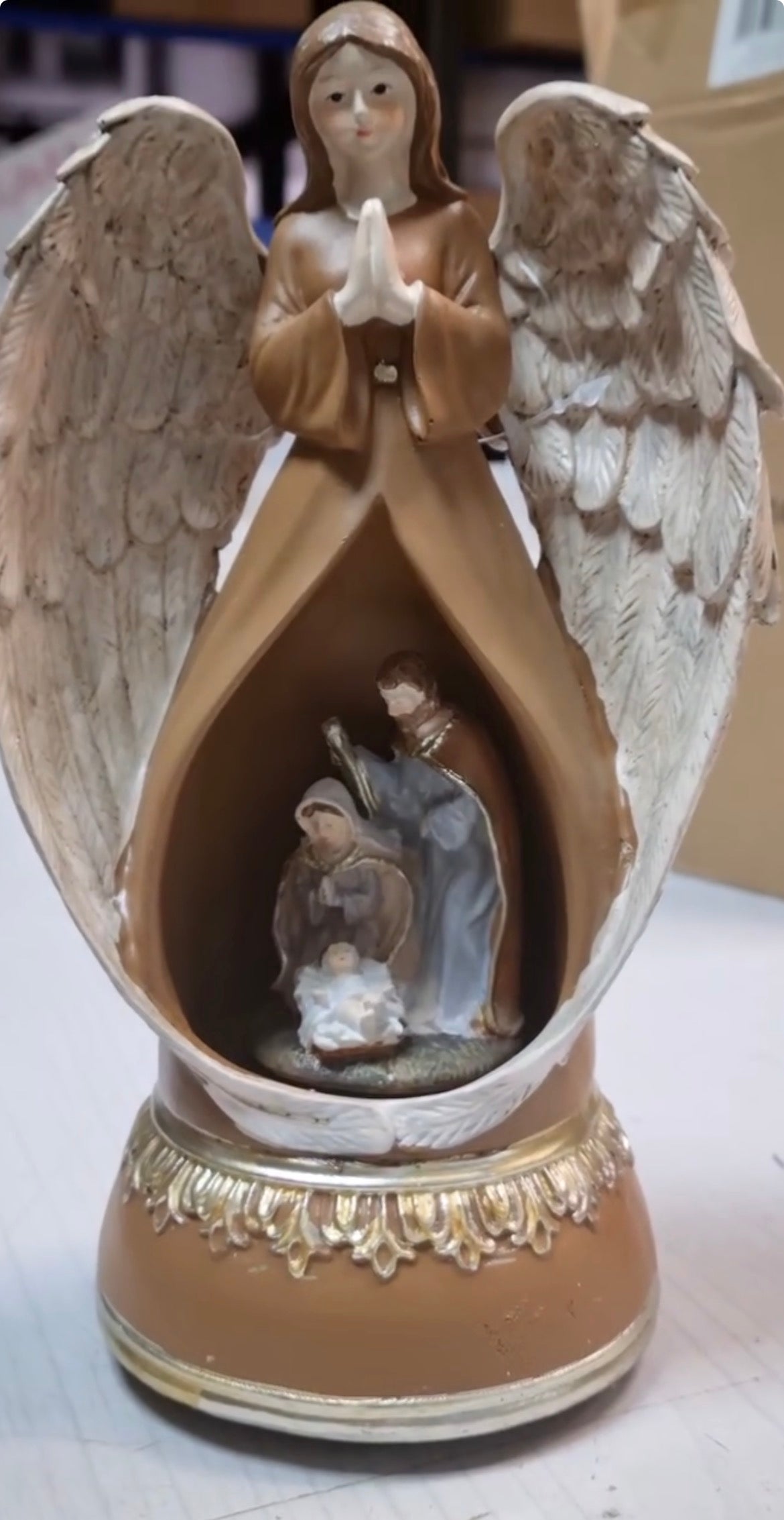 Anjo Protetor com Presépio Musical - Decoração Natalina Sagrada