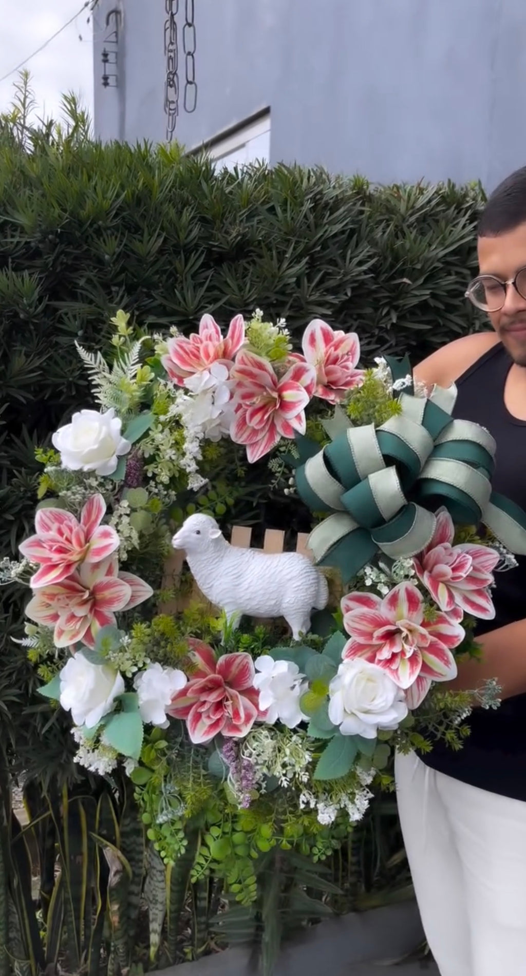 Guirlanda Decorativa de Páscoa com Ovelha - Flores Artificiais Rosa e Branca