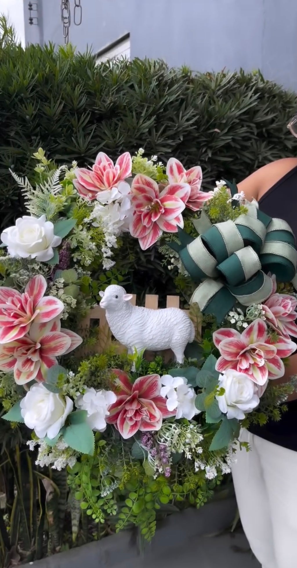 Guirlanda Decorativa de Páscoa com Ovelha - Flores Artificiais Rosa e Branca