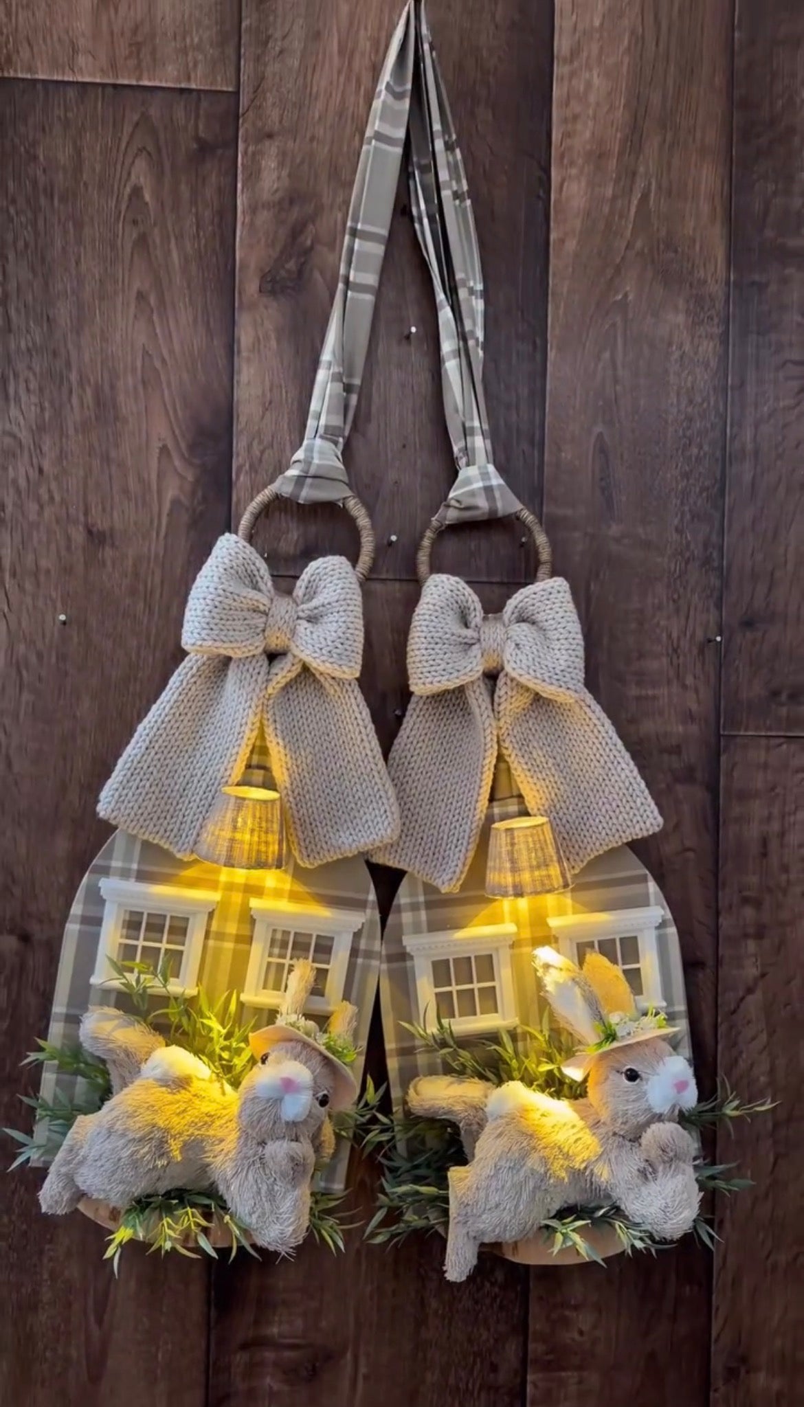 Enfeite de Porta Páscoa Iluminado - Casinha com Ovelha e Laço Juta