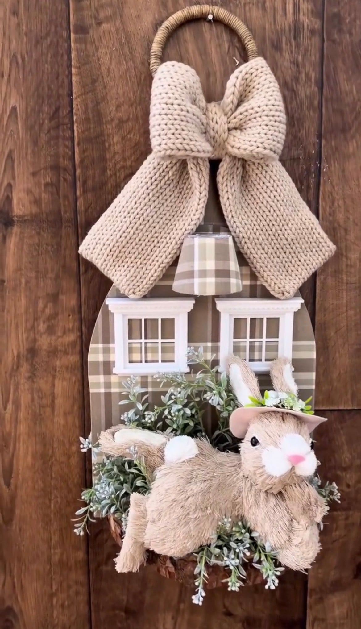Enfeite de Porta Páscoa Iluminado - Casinha com Ovelha e Laço Juta