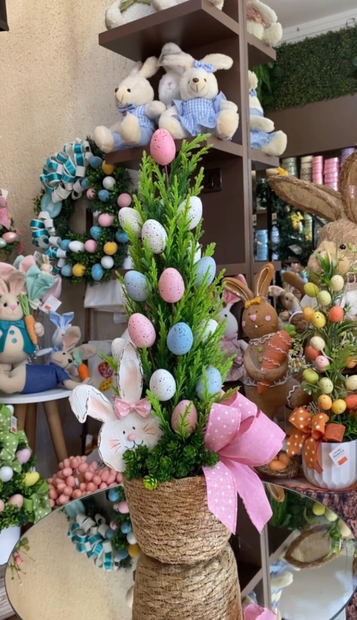 Árvore de Páscoa Decorativa com Ovos Coloridos - Arranjo em Cesto de Juta