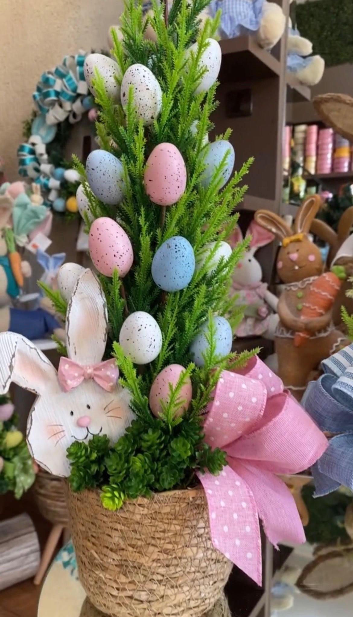 Árvore de Páscoa Decorativa com Ovos Coloridos - Arranjo em Cesto de Juta