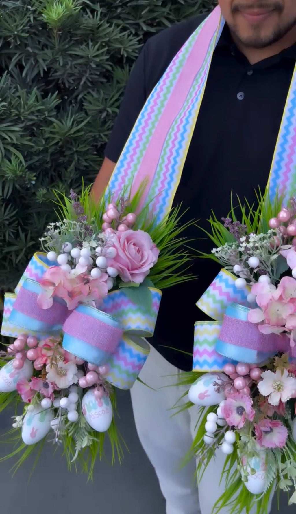 Arranjo de Páscoa Premium com Ovos Decorativos - Vaso Branco com Flores e Laço Holográfico