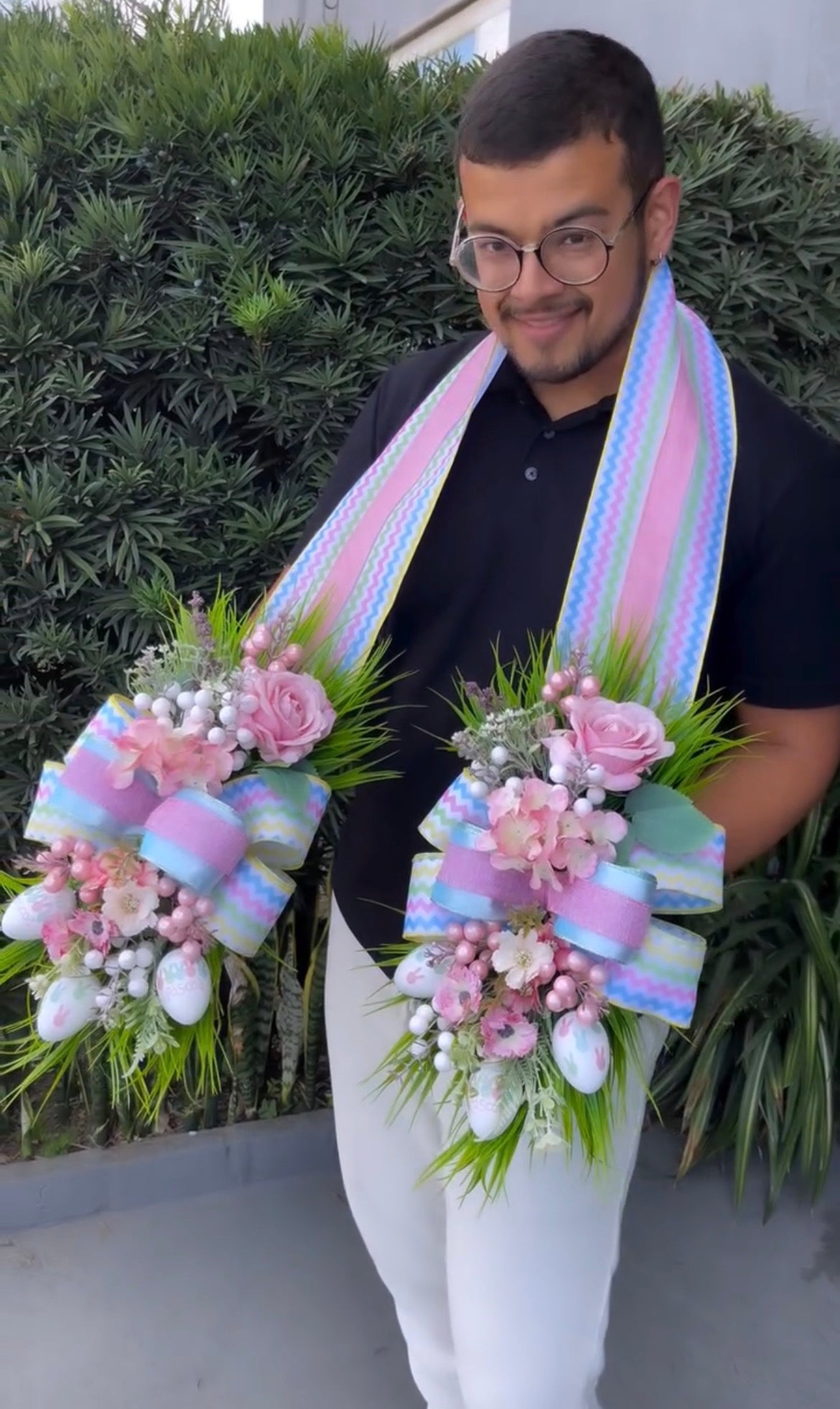 Arranjo de Páscoa Premium com Ovos Decorativos - Vaso Branco com Flores e Laço Holográfico