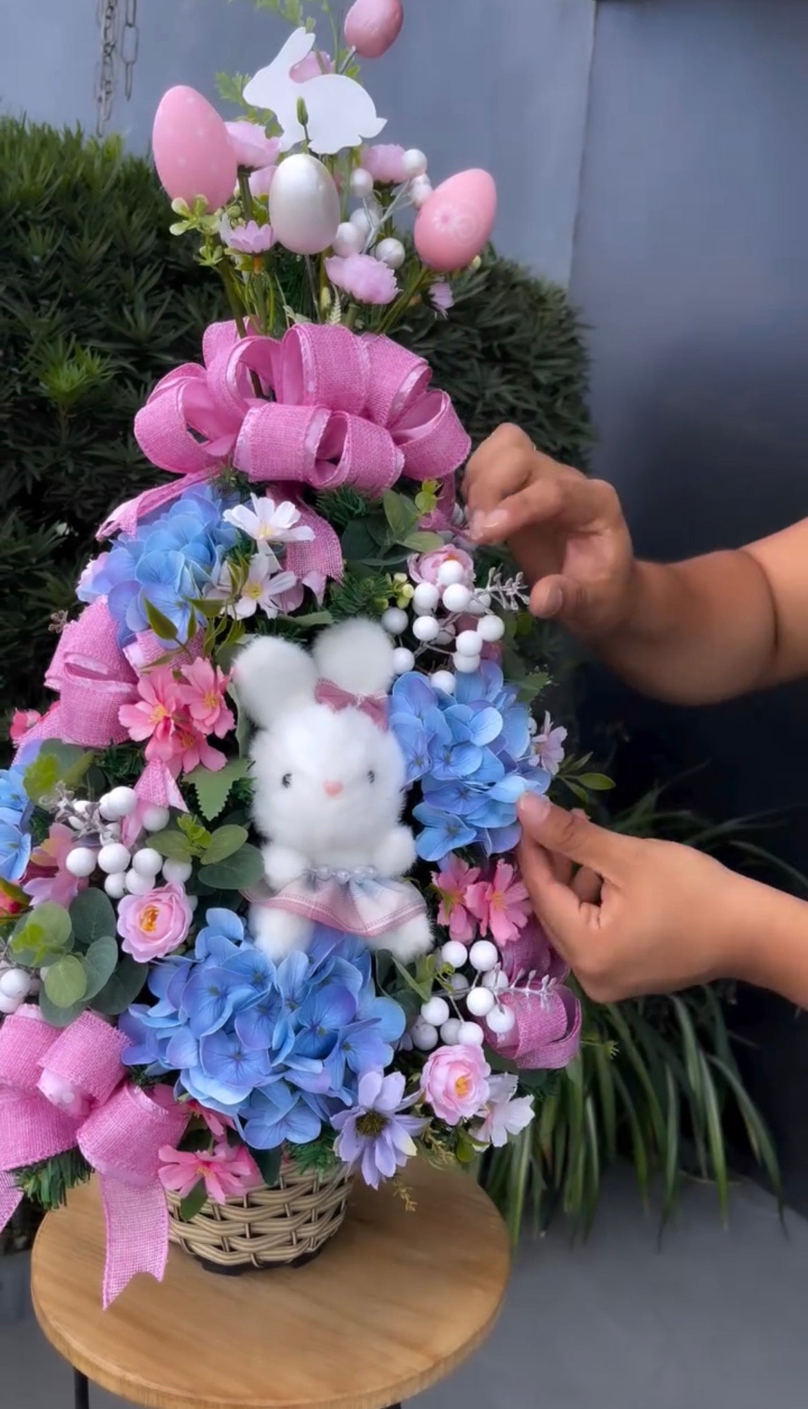 Árvore de Páscoa Luxo com Coelhinho de Pelúcia - Flores Azuis e Rosa em Cesto