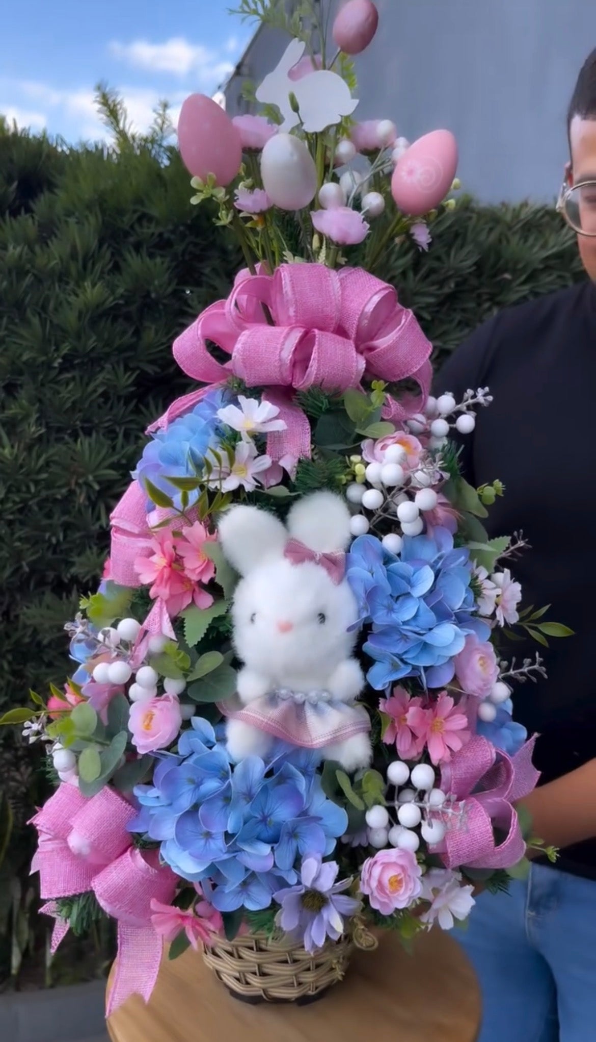 Árvore de Páscoa Luxo com Coelhinho de Pelúcia - Flores Azuis e Rosa em Cesto