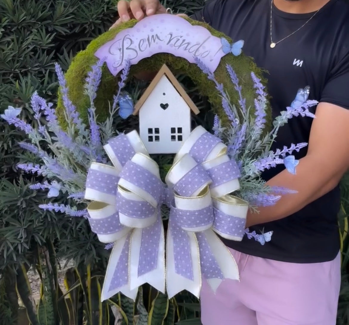 Guirlanda de Boas-Vindas 'Bem-vindo' com Casinha - Flores Lilás e Laço de Bolinhas