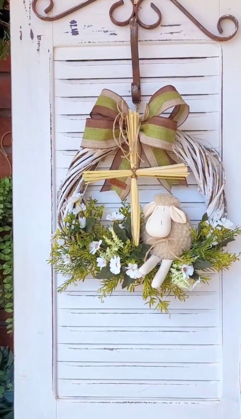 Guirlanda de Páscoa com Ovelha - Base de Vime com Flores Brancas e Laço Listrado