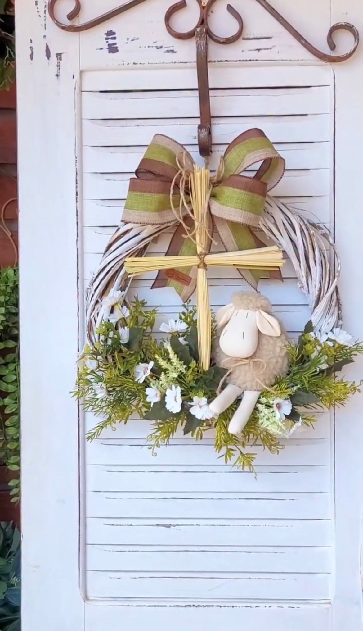 Guirlanda de Páscoa com Ovelha - Base de Vime com Flores Brancas e Laço Listrado