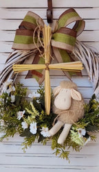 Guirlanda de Páscoa com Ovelha - Base de Vime com Flores Brancas e Laço Listrado