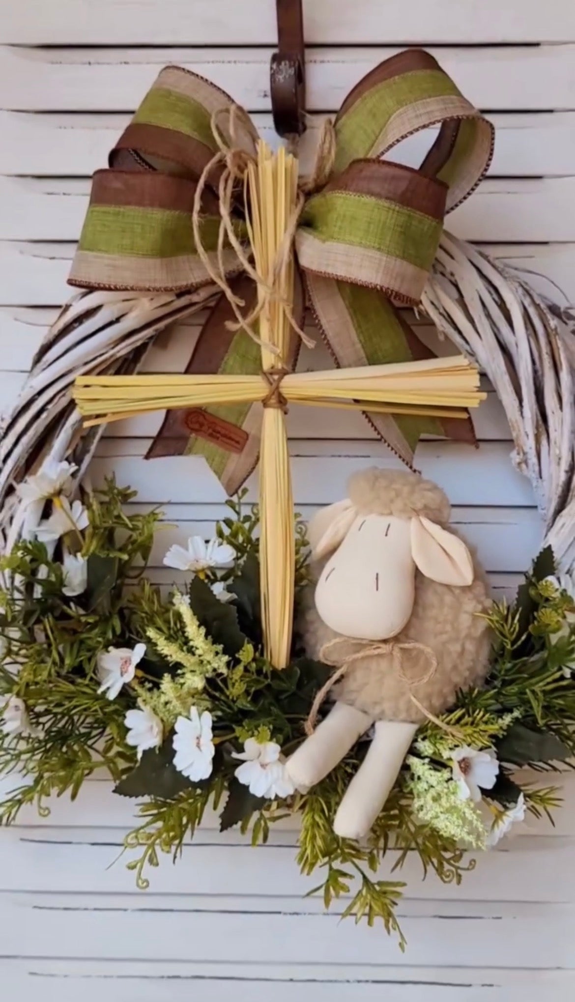 Guirlanda de Páscoa com Ovelha - Base de Vime com Flores Brancas e Laço Listrado