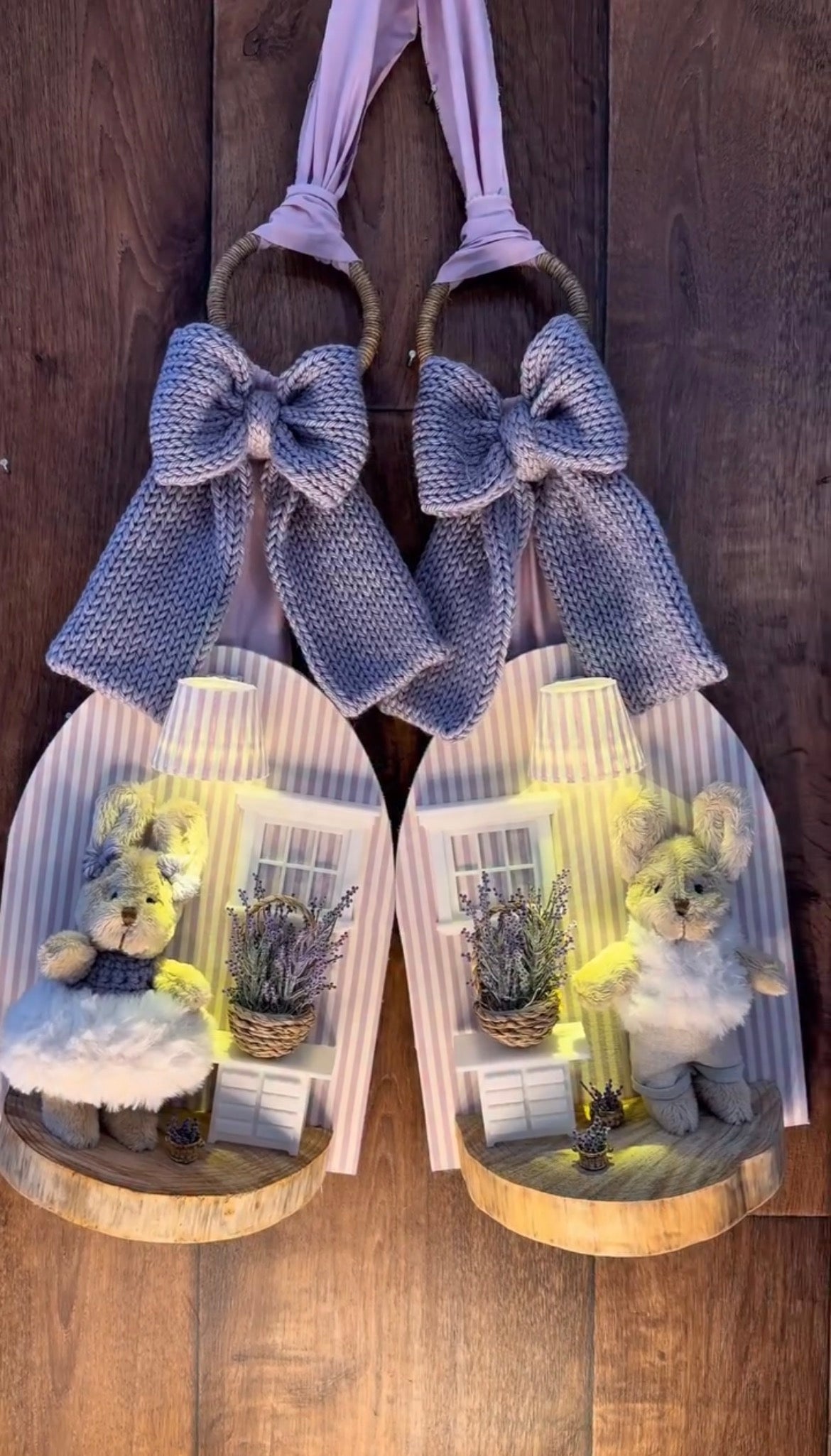 Enfeite de Porta Páscoa Iluminado 3D - Duplo com Coelhinhos e Lavandas LED