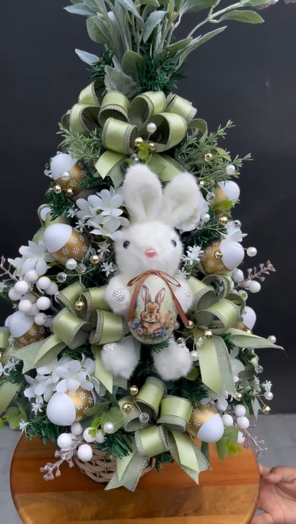 Árvore de Páscoa Premium com Coelhinho - Verde Oliva, Branco e Dourado
