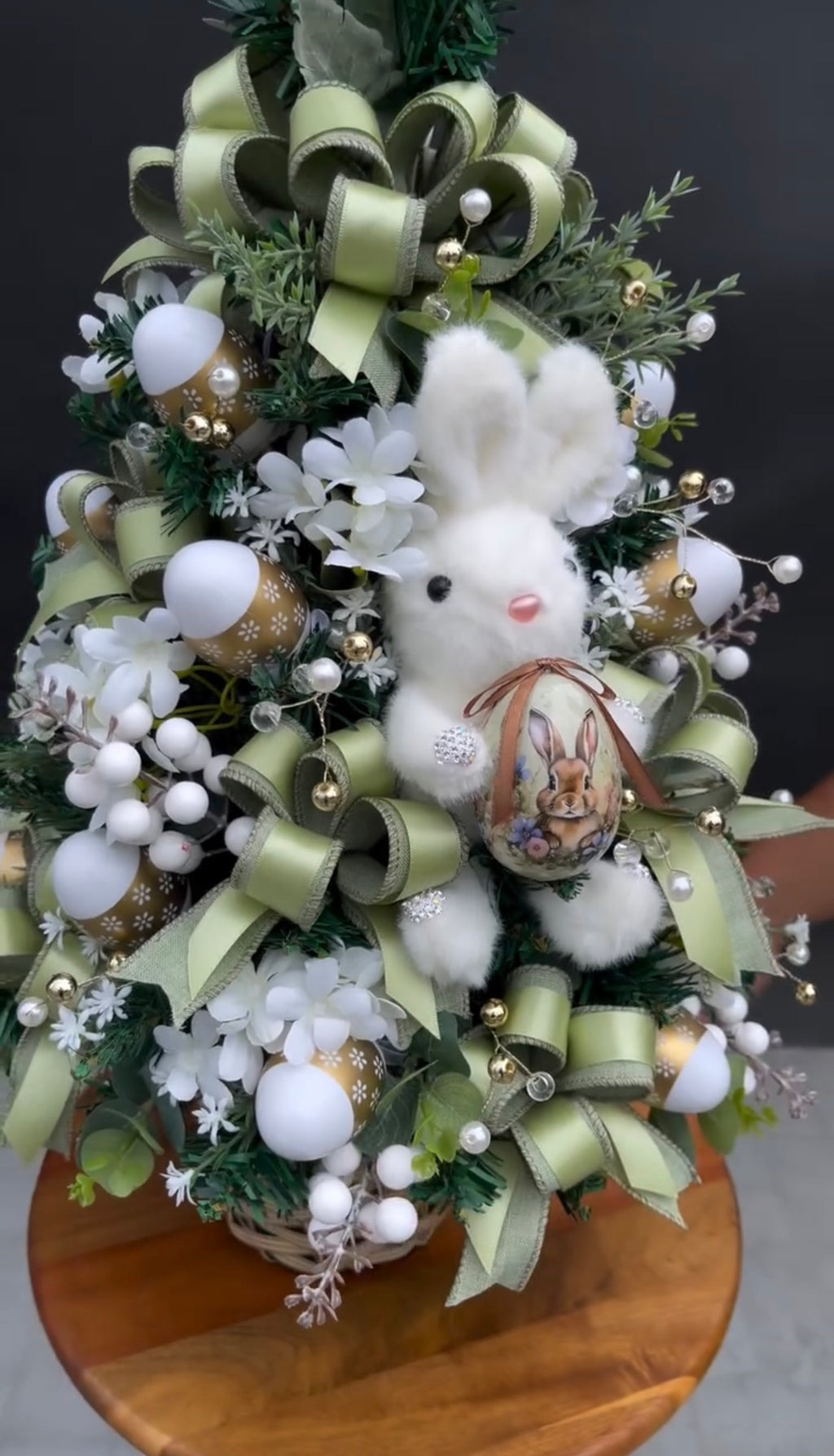 Árvore de Páscoa Premium com Coelhinho - Verde Oliva, Branco e Dourado