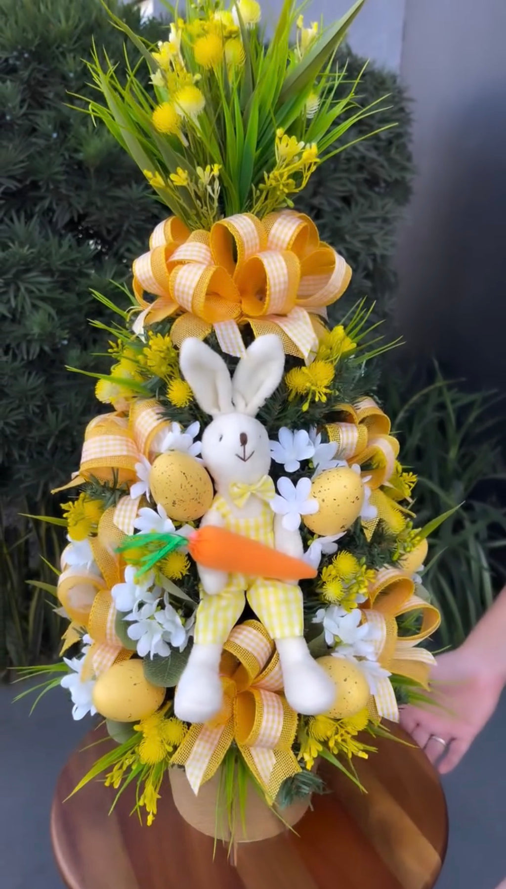 Árvore de Páscoa com Coelhinho e Cenoura - Flores Amarelas e Laço Listrado Dourado