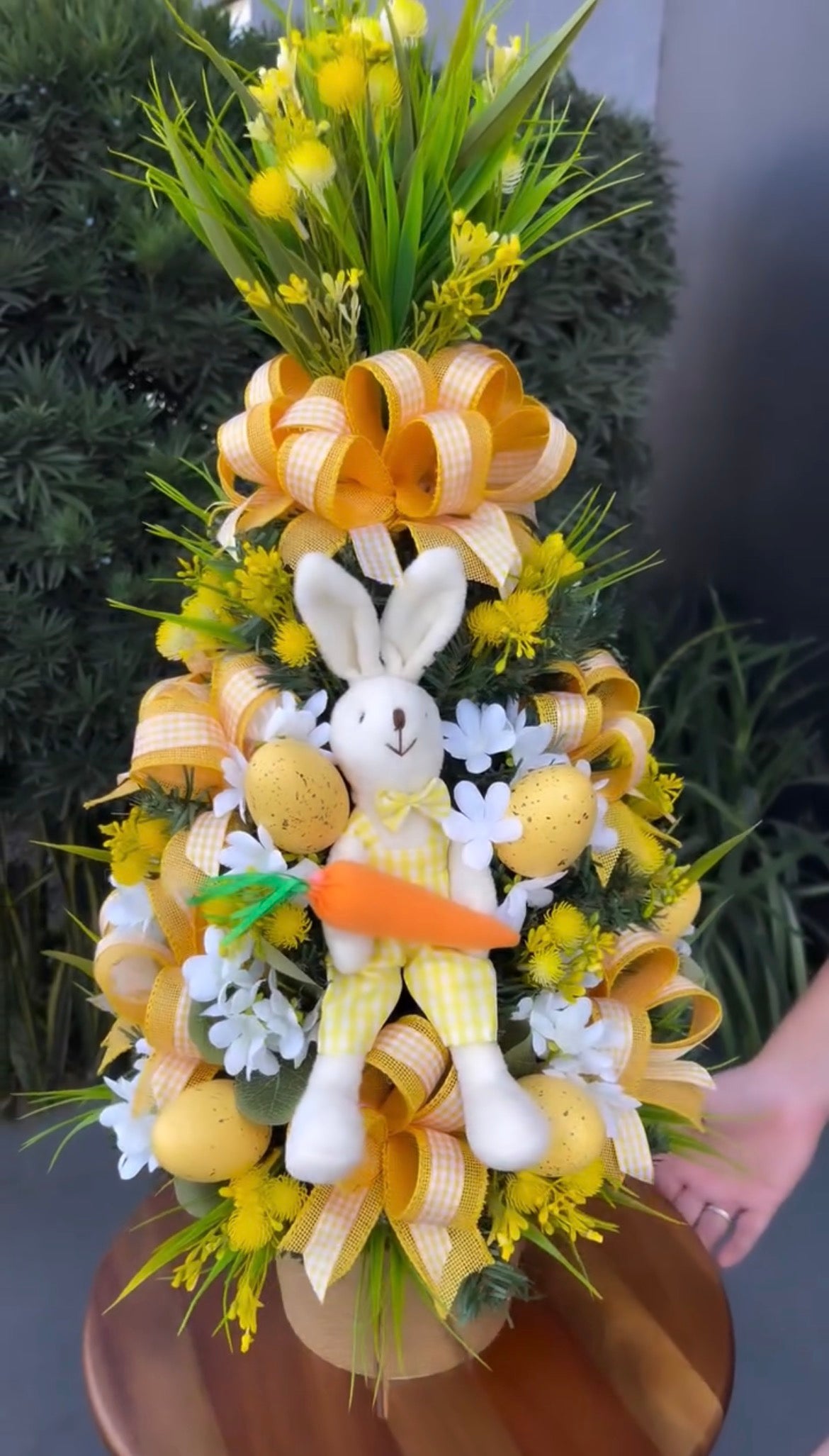 Árvore de Páscoa com Coelhinho e Cenoura - Flores Amarelas e Laço Listrado Dourado