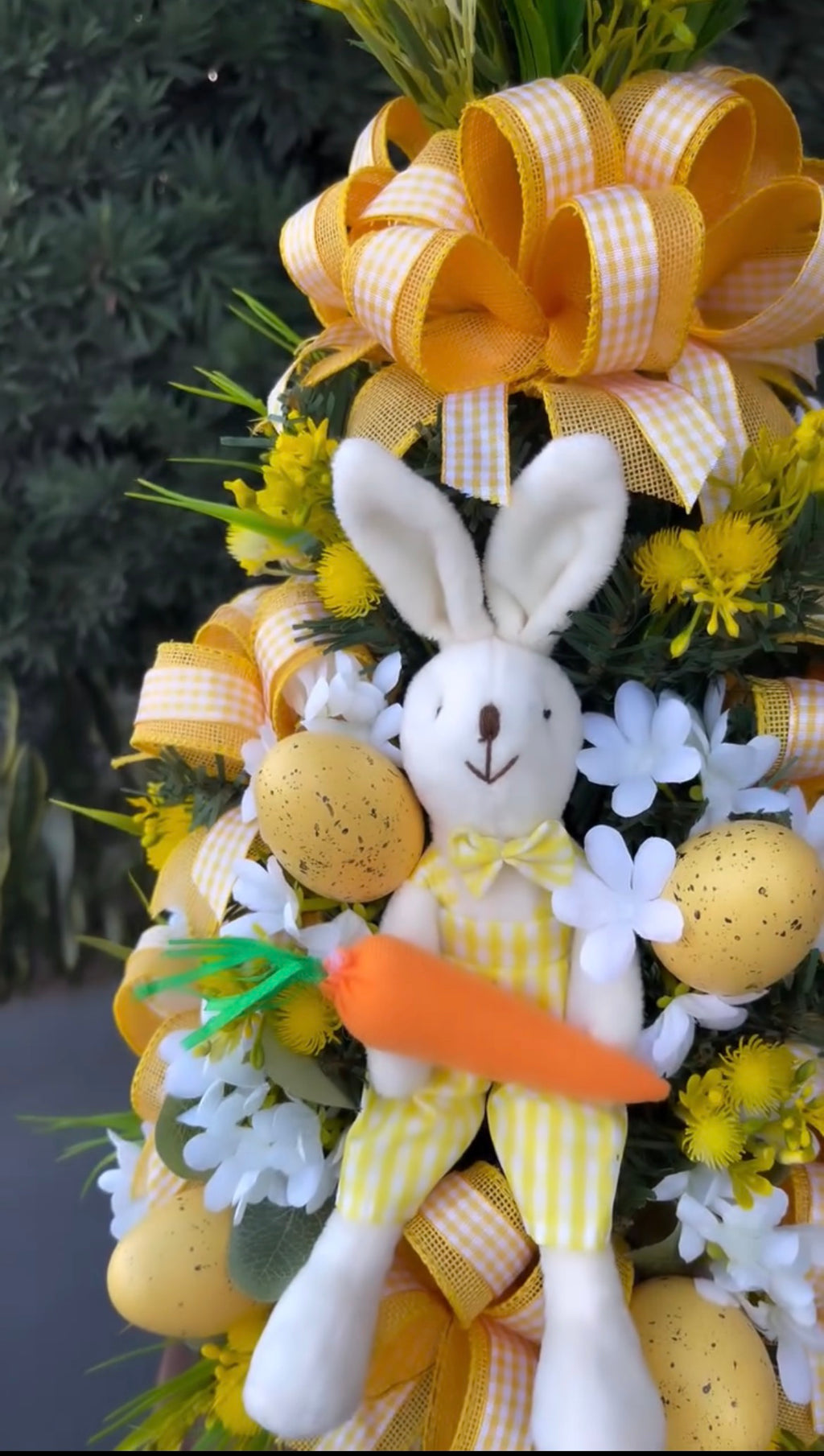 Árvore de Páscoa com Coelhinho e Cenoura - Flores Amarelas e Laço Listrado Dourado