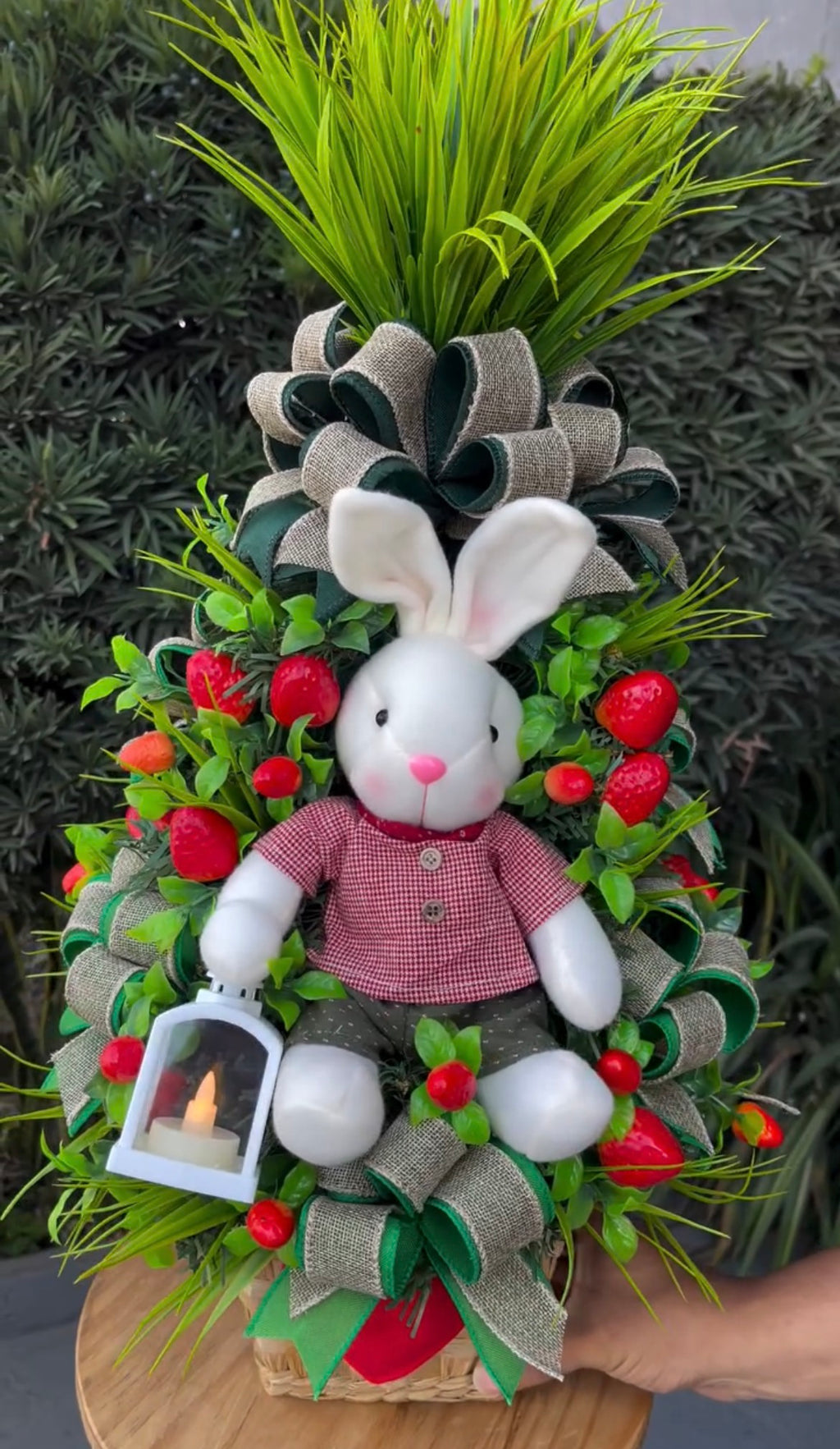 Arranjo de Páscoa em Cesta - Coelhinho com Morangos e Lanterna Decorativa