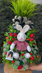 Arranjo de Páscoa em Cesta - Coelhinho com Morangos e Lanterna Decorativa