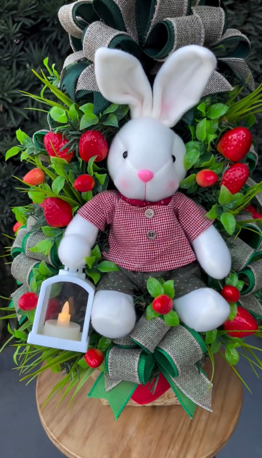 Arranjo de Páscoa em Cesta - Coelhinho com Morangos e Lanterna Decorativa