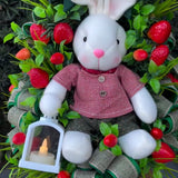 Arranjo de Páscoa em Cesta - Coelhinho com Morangos e Lanterna Decorativa