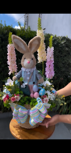 Arranjo de Páscoa em Cesta - Coelhinho com Flores Delphinium e Laço Listrado