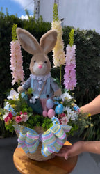 Arranjo de Páscoa em Cesta - Coelhinho com Flores Delphinium e Laço Listrado
