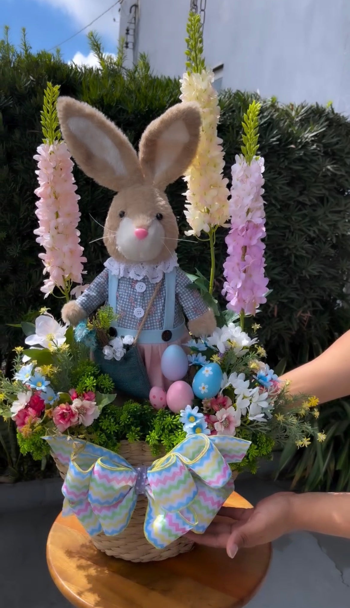Arranjo de Páscoa em Cesta - Coelhinho com Flores Delphinium e Laço Listrado