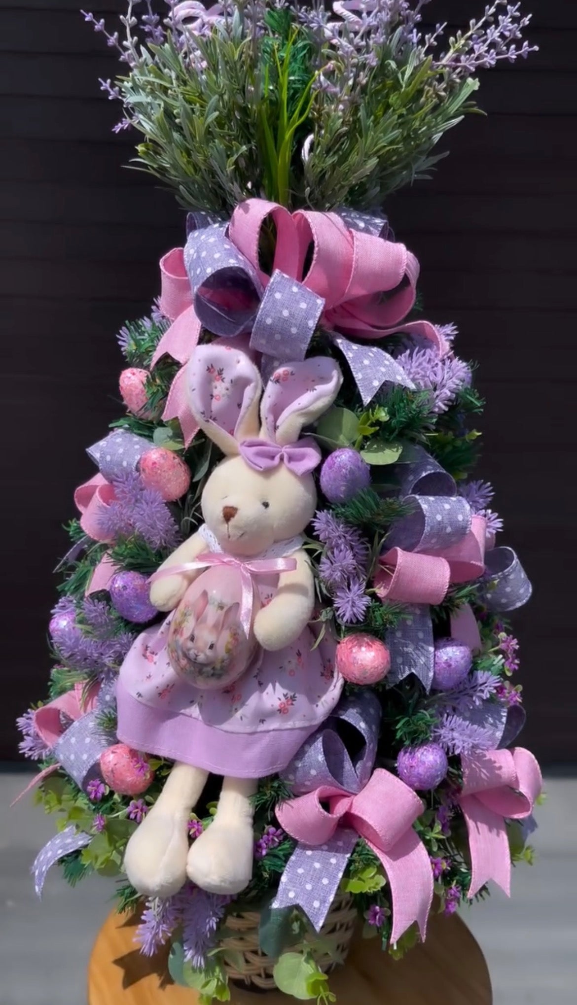 Árvore de Páscoa com Coelhinha - Flores Lilás e Rosa com Laços de Bolinhas