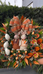 Guirlanda de Páscoa com Casal de Coelhinhos - Flores Laranja e Laço Rústico