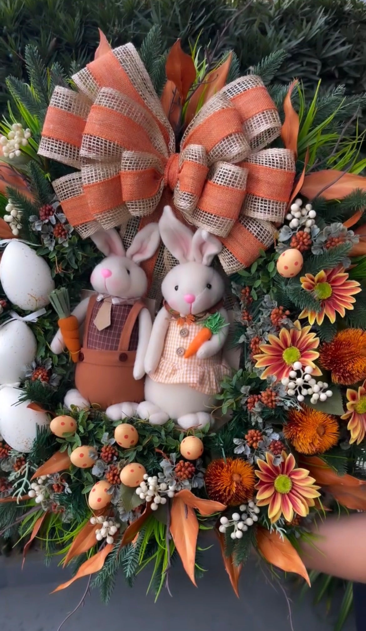 Guirlanda de Páscoa com Casal de Coelhinhos - Flores Laranja e Laço Rústico