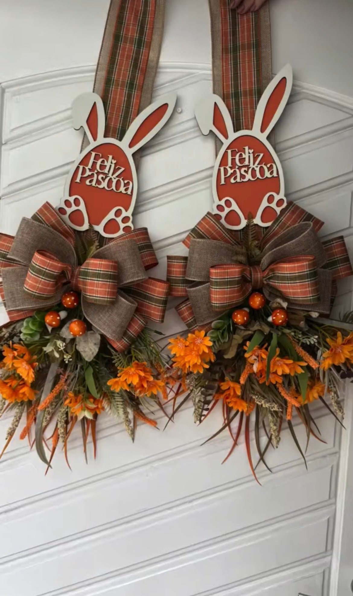 Enfeite de Porta 'Feliz Páscoa' - Coelho com Flores Laranja e Laço Xadrez