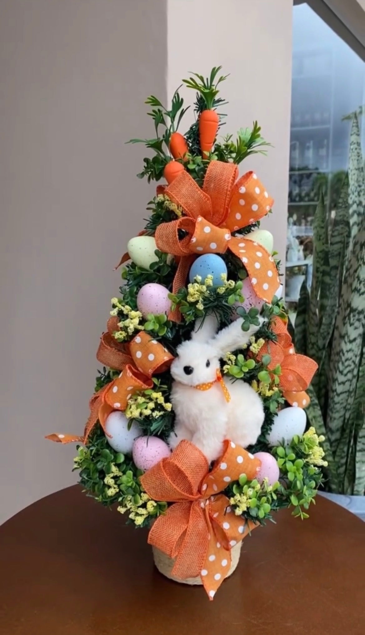 Árvore de Páscoa com Coelhinho e Cenouras - Arranjo Decorativo com Laços Laranja