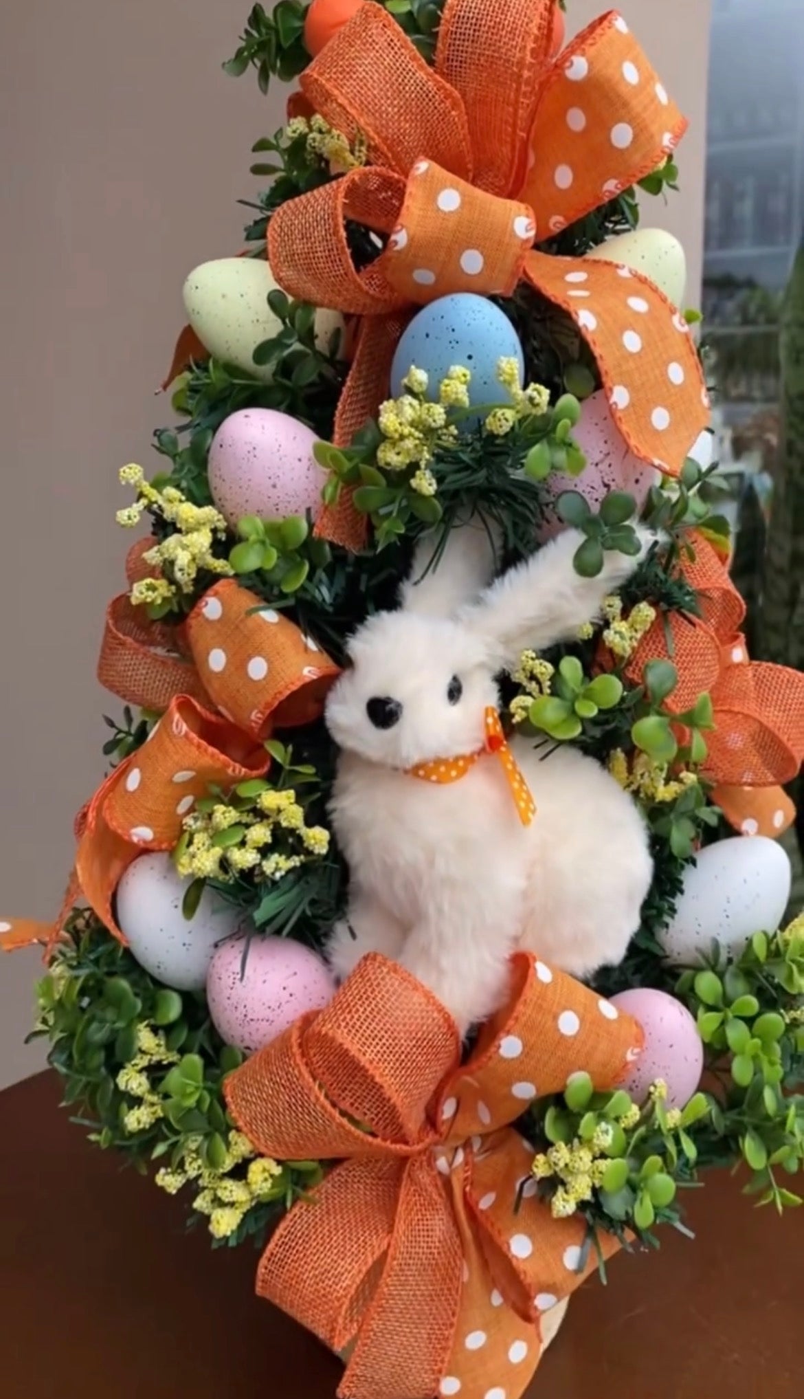 Árvore de Páscoa com Coelhinho e Cenouras - Arranjo Decorativo com Laços Laranja